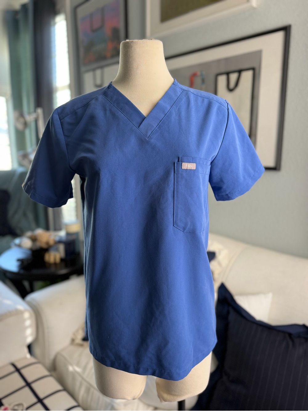 FIGS Technical Scrub Top FM1500 WOMENS SIZE XS Nurse Catarina
Pocket Blue